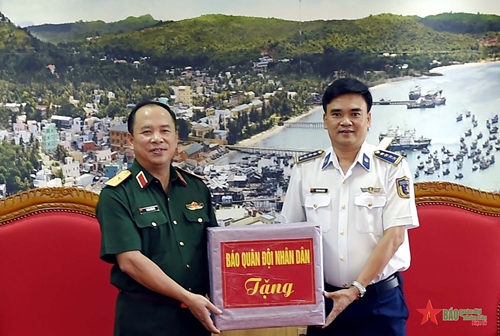 Tăng cường phối hợp tuyên truyền giữa Báo Quân đội nhân dân và Vùng Cảnh sát biển 4, Vùng 5 Hải quân
